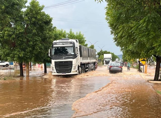 Chuva intensa provoca alagamentos em ruas de Picos